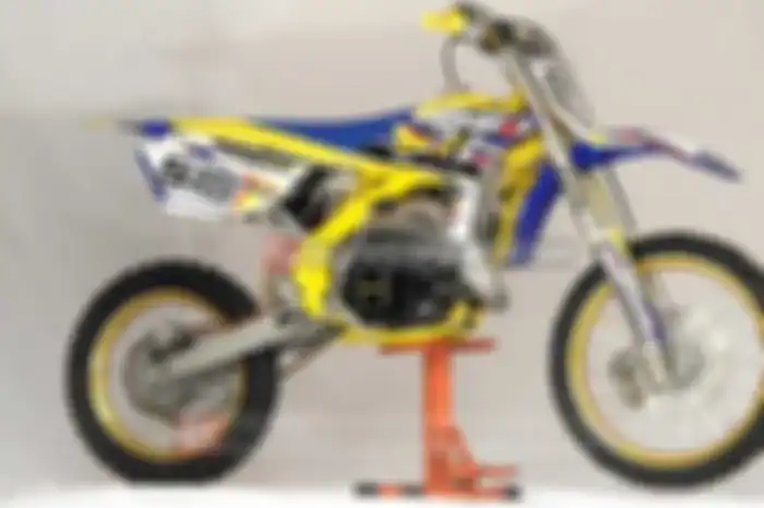 Sugiyono alias Mas No, punggawa Rockwell Workshop, dapat order bikin motor grasstrack yang akan dipacu Rizal Lontong di kelas pemula. Sebagai bahannya, ia memilih Kawasaki Ninja 150R keluaran lawas, untuk disulap jadi motor kompetisi garuk tanah itu.