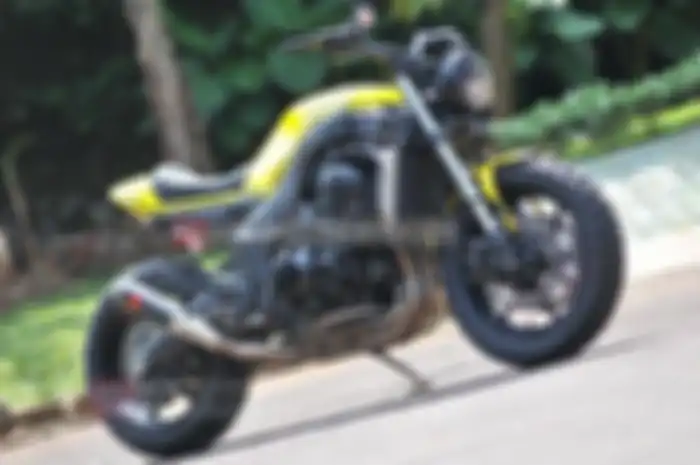 Rahmat Hidayat Mamin, awalnya doyan banget ngebesut moge sport. “Sebelumnya pakai Ducati 848 Evo. Karena faktor U (umur, Red), akhirnya beralih ke street fighter dengan menebus Kawasaki Z1000 ini,” tukas pria yang umurnya 40-an tahun.