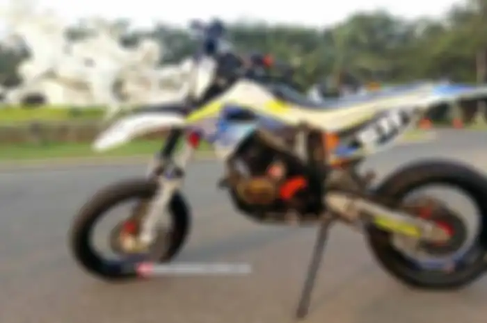 Awalnya Bro Mochamad Sofian pakai Kawasaki D-Tracker 150 karena kebanyakan kondisi jalan di kawasan Indonesia. Makanya, Kawasaki D-Tracker dirombak jadi supermoto oleh pria dari Jl. Alternatif Cibubur No. 3, Desa Nagrag, Cibubur, Jakarta Timur. D-Tra