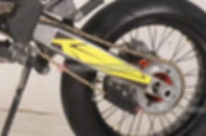 Mempertegas kesan kokoh pada Kawasaki D-Tracker 150 yang tampil dengan gaya supermoto, swing arm belakang ikut diganti. Delviano Andi Tirta