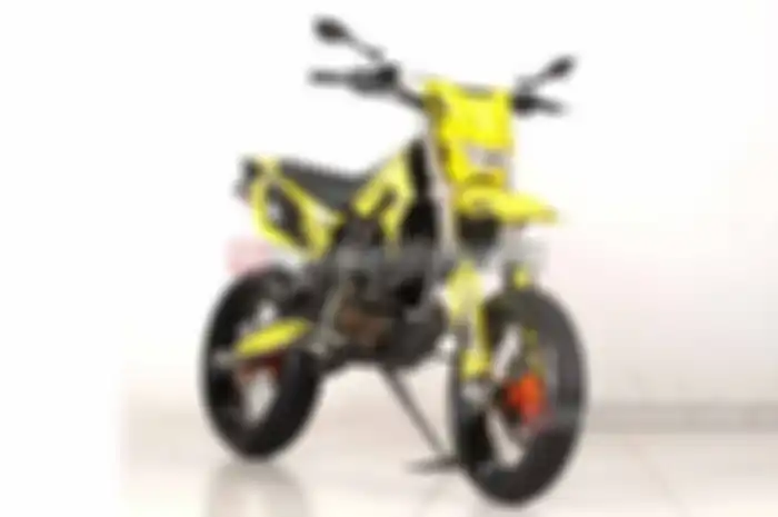 Memperkokoh tampilan Kawasaki D-Tracker 150 tunggangannya, Delviano Andi Tirta pasang sok upside down Yamaha YZ125 di Kawasaki D-Tracker 150 miliknya.