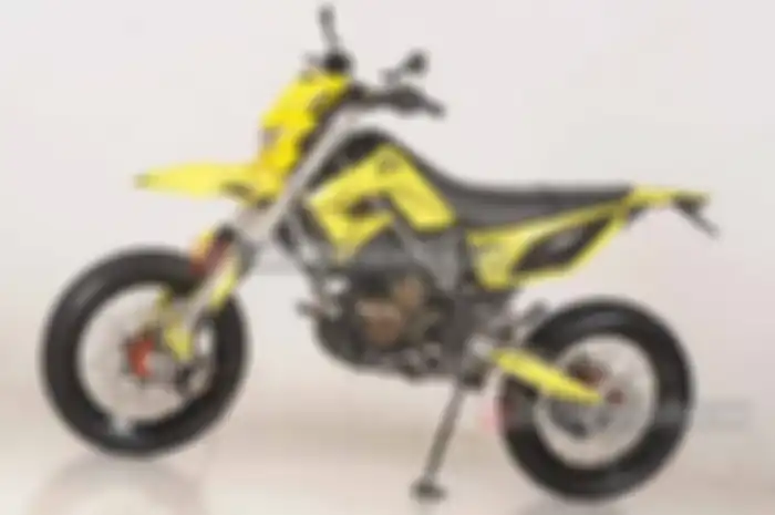 Bermain aliran modifikasi sumo alias supermoto di motor tipe trail, pada dasarnya cukup fokus pada sektor kaki-kaki. Selebihnya tergantung selera dan kebutuhan deh