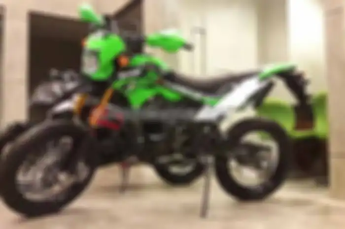 PT Surapita Unitrans (SU), jaringan resmi Kawasaki untuk Surabaya, sudah mulai memperkenalkan Kawasaki D-Tracker Spesial Edition 2017. Ini terlihat di markas SU yang berlokasi di Jalan Raya Jemursari Surabaya, memang spesial