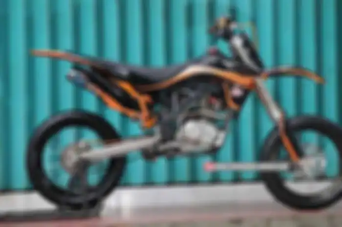 Gaya modifikasi sumo alias supermoto, memang gak ada habisnya brohh… Ibaratnya seperti racun yang tidak mematikan, malah mengasyikkan. Nah, juragan sticker satu lagi kena racunnya nih. Malah doi sampe punya beberapa biji motor yang menganut gaya sumo
