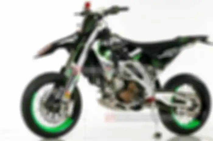 Niat awal, Aloy mau mau sekalian ngegas SXV 550 untuk berikut mesinnya. Namun setelah dipikir-pikir, karena tidak dijual di Tanah Air, bakal ribet buat perawatannya. “Akhirnya KLX 250 gue relain jadi korban, dengan mengambil mesinnya untuk ditemplok 