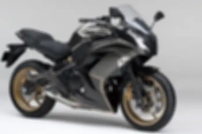 Kawasaki luncurkan Ninja 400 Limited Edition. Motor ini cuma tersedia dan ditawarkan untuk pasar Jepang saja. Kemungkinan besar, motor bermesin 400 cc dibuat untuk mengakali regulasi pemerintah Jepang