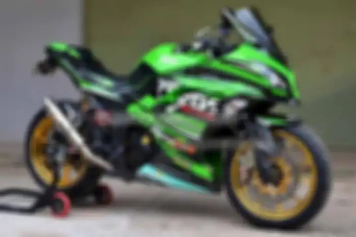 Untuk cutting sticker, bikinan Graphic Factory Jakarta, dengan livery RevsMotoshop. Biar terlihat makin ganteng, disematkan winglet di fairing, carbon look di sepatbor dan rear sea Katsumoto. Juga enggak lupa, dipasang padding di tangki lansiran Tech