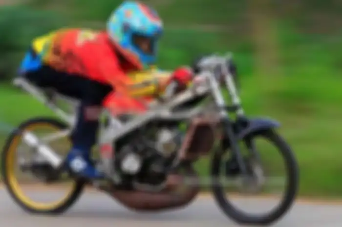 Kawasaki Ninja 150R besutan Eza Child ini, berhasil menduduki podium dua ajang drag bike di kelas Ninja frame standar. Best time yang diraih, 7,52 detik. Prestasi tersebut selain berkat kepekaan joki terhadap lampu start, oprekan mesin serta pemakaia
