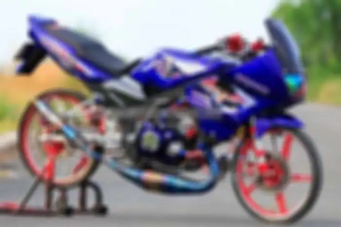 Demi sang buah hati yang cuma semata wayang, Roy rela percantik tampilan standar motornya, dengan menambahkan cutting sticker bertema tokoh kartun Detektif Conan. “Anak gue suka banget tokoh kartun satu itu. Makanya ketika dipasang cutting stickernya