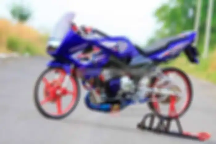 Waduhh.. emang kurang ya mamahnya? Hussh.. Ini soal Kawasaki Ninja 150R garapan Roy Alvaro, bapak muda yang juga ahli patah tulang. Sport 2-tak pabrikan Geng Ijo miliknya dimodifikasi demi membuat sang buah hati senang. Tema racing look yang diusung,