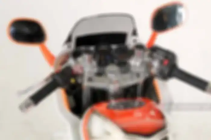 Pada modif Kawasaki Ninja 150R daily use kece ini memilih menuangkan seni airbrush bercorak grafis dengan alur yang tegas. Pemilihan warnanya agak melenceng dari pakem Kawasaki, yaitu didominasi orange yang dikombinasi dasar putih. Bahkan, sampai hel