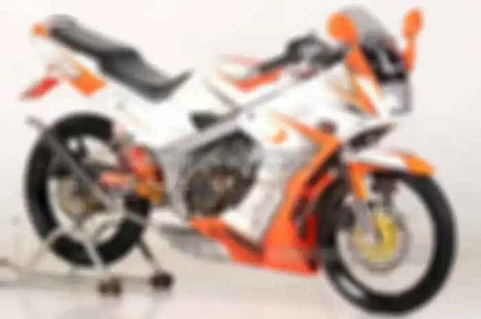 Pecinta sport 2-tak pabrikan Kawasaki satu ini, terbilang masih sangat banyak di Tanah Air. Kebanyakan modif Kawasaki Ninja 150R daily use Kece tunggangannya mulai dari gaya racing look, street racing, standar fashion dan lainnya.
