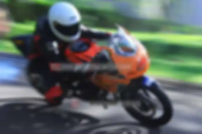 Balap fun race enggak selamanya mahal untuk bisa jadi juara. Nih salah satu contohnya, Kawasaki Ninja 150R garapan bengkel DMC Mimaki Bintang Cargotama. Hanya bermodalkan Rp 7 juta untuk oprek mesinnya, motor yang dipacu Imron podium pertama di kelas