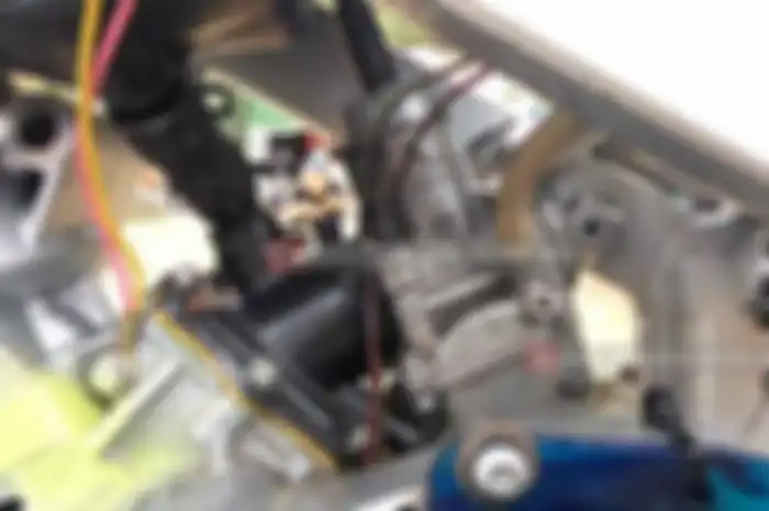 Pengkabut bahan bakar masih mengandalkan bawaan standarnya, yaitu Keihin PWL 26. Namun, venturinya di-reamer lagi jadi 31 mm. Spuyernya pakai kombinasi pilot jet 68 dan main jet 150, yang diasupi bensol. Cocok dengan cuaca Cimahi yang sedikit berawan