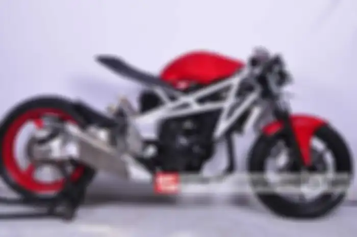 Meski terlahir macho dengan nuansa sport abis, sosok Kawasaki Ninja 250R belum memuaskan Anshorudin, warga Bandung, Jawa Barat. Full fairing yang mencuatkan sisi aerodinamis Kawasaki Ninja 250R dibikin telanjang yang ujung-ujungnya menguatkan modifik