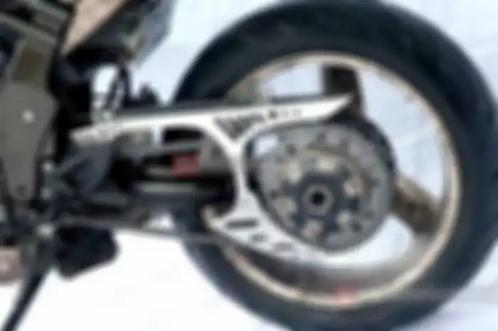 Gaya modifikasi Kawasaki Ninja 250 West Jateng Style membuat Riduansyah Abunawas puas dengan tunggangannya. Selain mengubah banyak di bagian rangka dan bodi, bagian kaki-kaki juga digarap serius.