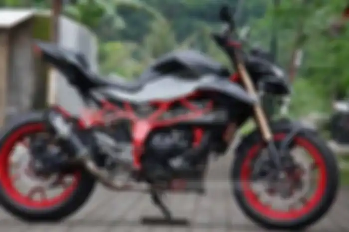 Sepintas, tidak ada yang aneh dengan Kawasaki Z250 SL milik Edward Wiliam asal Banyuwangi, Jawa Timur ini. Namun jika diperhatikan secara detail, motor pabrikan Geng Ijo ini sudah mengusung kaki-kaki beda. “Upgrade kaki-kaki biar tampilan lebih wah,”