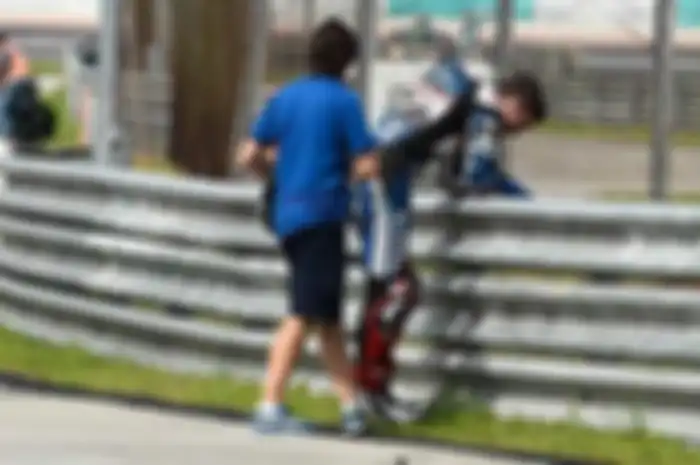 Sebelum masuk tes pra musim MotoGP Sepang di hari kedua ini (2/2) distop sesaat karena ada pembalap mengalami kecelakaan. Kecelakaan tes pra musim MotoGP Sepang dialami Loriz Baz dari Avintia Ducati