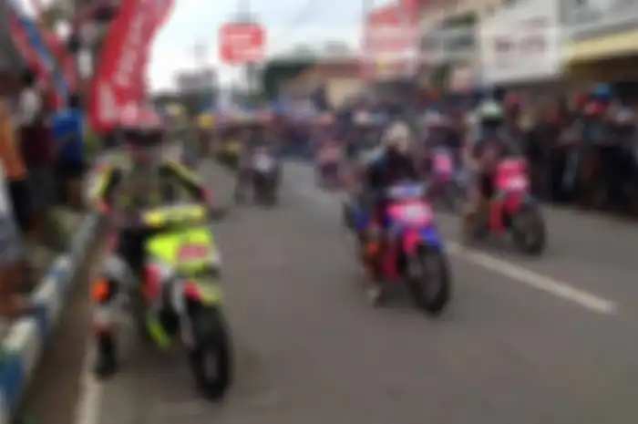 Perhelatan IRC NHK Honda Kejurda Balap Motor 2016 baru digelar di Jawa Timur yang berlokasi di alun-alun Bangkalan, Jawa Timur (7/1) dan diikuti sebanyak 431 starter