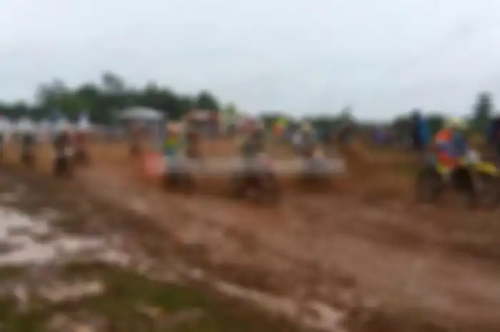 Masuk Desember, cuaca tidak bersahabat untuk para pembalap garuk tanah. Yups, perhelahatan Kejurda Grasstrack Banten seri 2, tetap dilaksanakan pada Minggu (4/12) digelar di Sirkuit Duku Pinang, Tangerang tak menjadi halangan buat crosser.