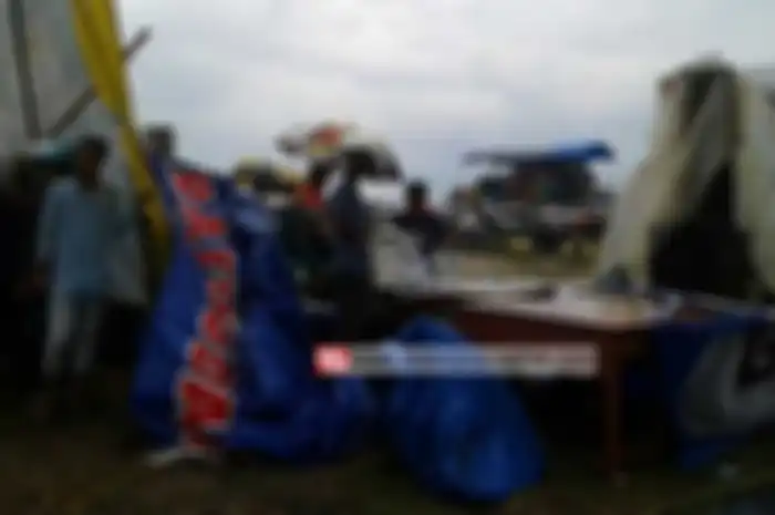 Hujan deras disertai angin kencang mengguyur tanah Sirkuit Sport Centre Kota Banjar Jawa Barat (29/05). Sehingga para crosser yang turun di Kejurnas Motocross Seri III Banjar dibantu crew masing-masing segera mengganti ban dengan type basah