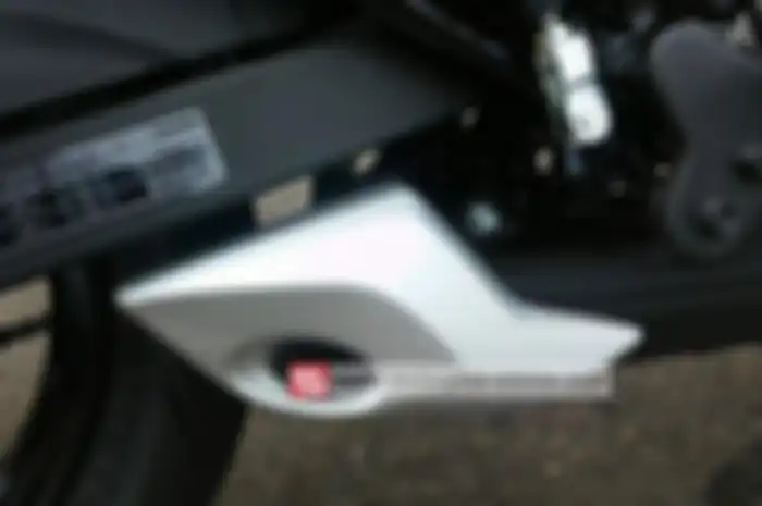 Kalau diperhatikan secara mendetail, letak knalpot dari Kawasaki Z125 itu berada di bawah. Namun jangan salah meskipun posisi knalpot Kawasaki Z125 di bawah tapi anti banjir lho sob