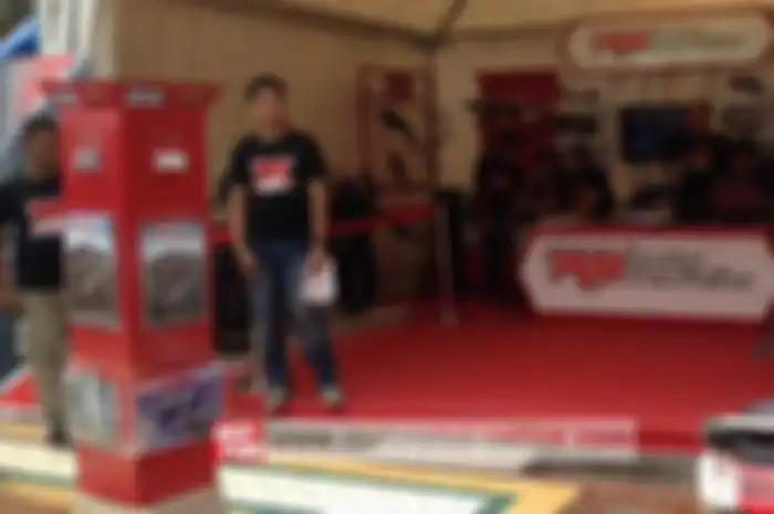Kemeriahan Bursa Motor (Burtor) 2015 hari ini (26/9) sampai besok (27/9), tentunya makin meriah karena banjir diskon di setiap booth yang dipajang di Parkir Timur, Senayan, Jakarta Pusat (26/9). Seperti knalpot R9 ada diskon 20%-35% di Burtor 2015