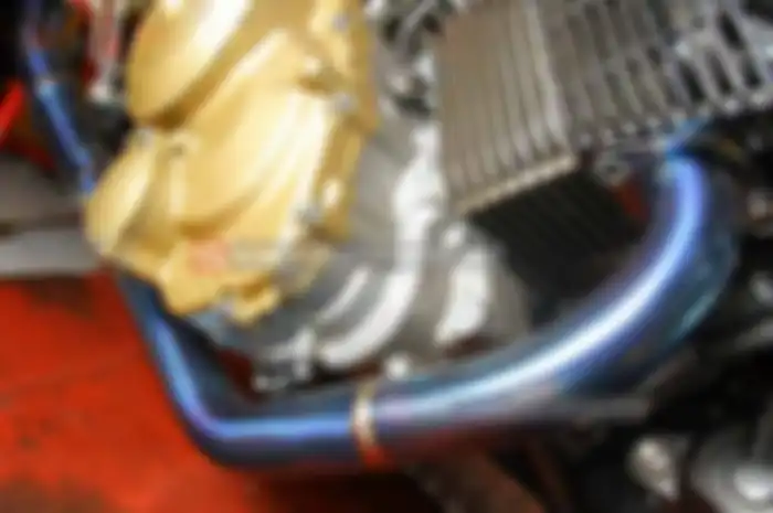 Ternyata warna knalpot titanium saat panas, bisa membantu pantau setingan motor. Yup, mekanik bisa membaca karakter mesin dari warna knalpot titanium.