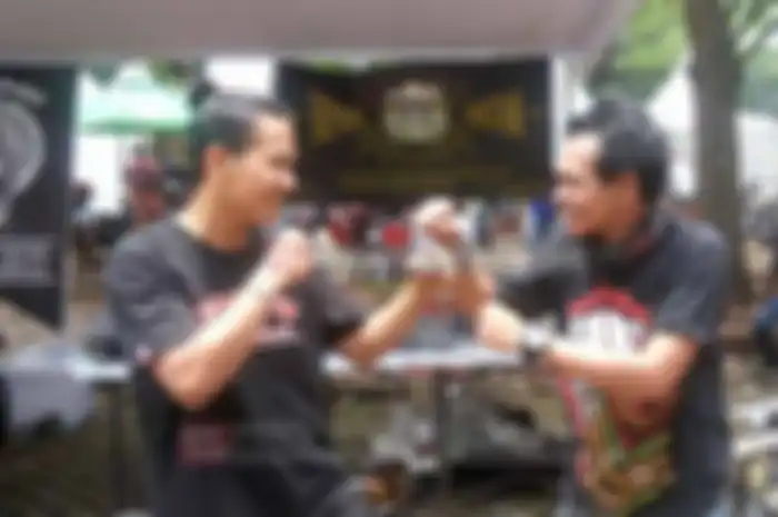 BurTor 2016 (Bursa Motor 2016) memang menjadi tempat kumpul ratusan komunitas dengan ribuan member yang datang ke event yang dihelat di Parkir Timur GBK, Senayan, Jakarta. Dari ribuan komunitas yang datang, ada dua penjelajah Indonesia yang ikut hadi
