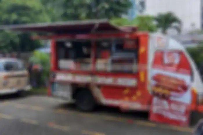 Enggak cuma bisa ketemu builder-builder beken Indonesia, sobat juga bisa kongkow bareng di food truck yang ada di