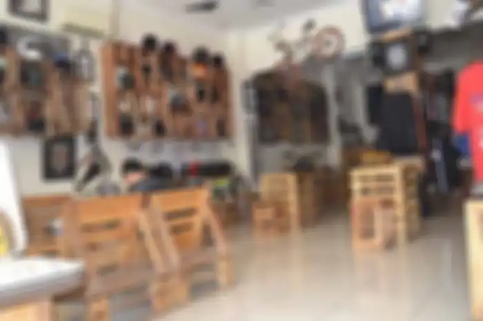 Bagi bikers pemakai motor segala aliran dan tipe yang ada di seputaran kota Cirebon, biasanya kerap nongkrong saat kopdar alias kopi darat di tepi jalan raya. Itu tentu suatu yang biasa. Tapi jika pengin yang beda, bisa sambangi gerai yang satu ini. 
