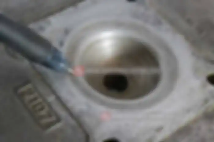 Sebelumnya dibahas cara memotong kepala silinder dan mengatur ulang kemiringan sudut squish agar piston tidak mentok. Nah, sekarang kita bahas lebar squish yang mempengaruhi karakter tenaga mesin.