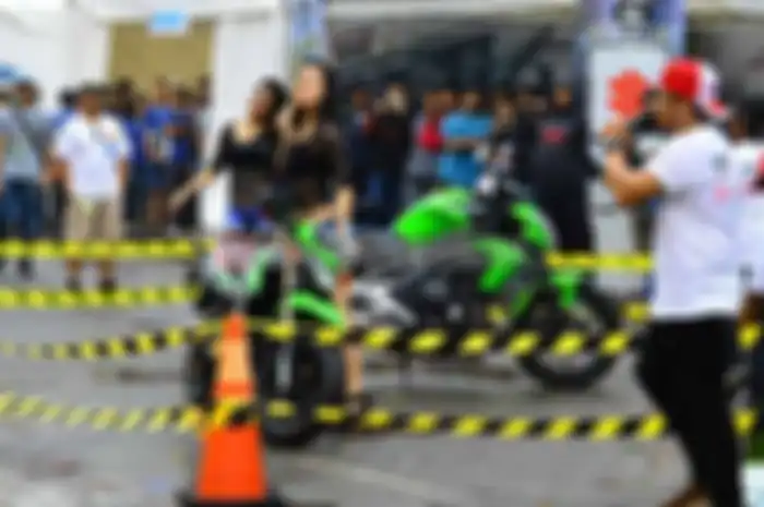Brother yang ingin motornya dicuci oleh Cepot alias cewek knalpot bisa datang ke Jakarta Motogarage.