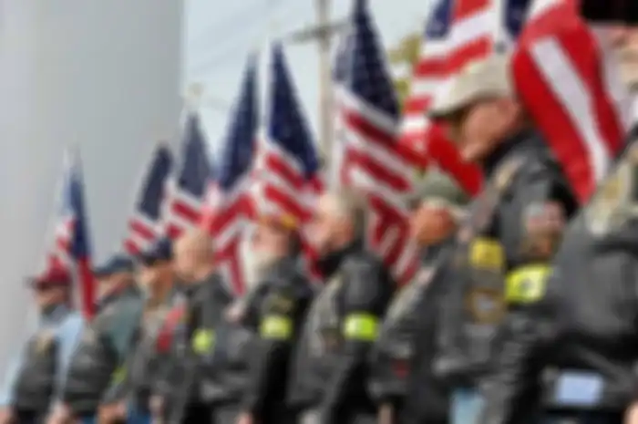 Keren nih dan bisa kasih semangat kalau lihat sepak terjang Patriot Guard Riders Klub. Patriot Guard Riders yang berbasis di Amerika Serikat beranggotakan beragam profesi mulai tentara, petugas pemadam kebakaran sampai polisi