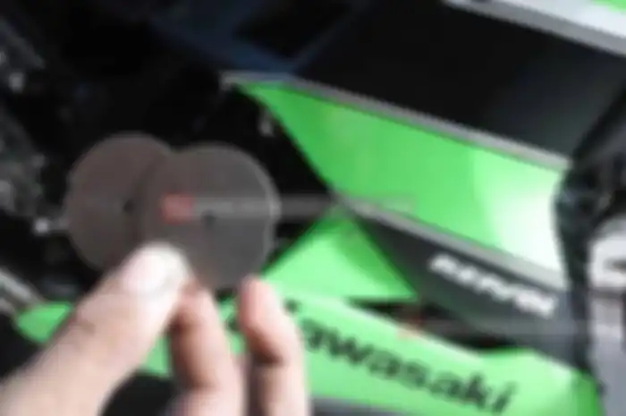 Ngakalin pacuan supaya enggak telat saat grip gas dipelintir, memang banyak cara. Salah satunya, lepas traction control biar akselerasi enggak telat. Loh, emang ada traction control di Ninja 250? Ada, cara dengan membuang koin sekunder yang ada di da