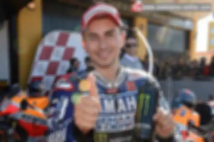 Baru saja Jorge Lorenzo tiba di Jakarta, Indonesia pada Kamis (16/1), rumor mengagetkan justru muncul di Spanyol dan Italia. Yaitu kesepakatan pra kontrak untuk MotoGP musim 2015 yang terjadi antara Ducati dengan sang Por Fuera.