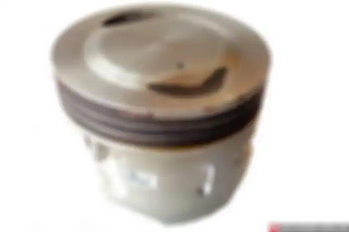Piston dilubangi buat menambah jalur oli, memang bukan hal baru. Tapi kini trennya makin unik. Dinding piston tak lagi dilubangi kecil kecil. Tapi ini, trik baru coak dinding piston. Trik baru coak dinding piston