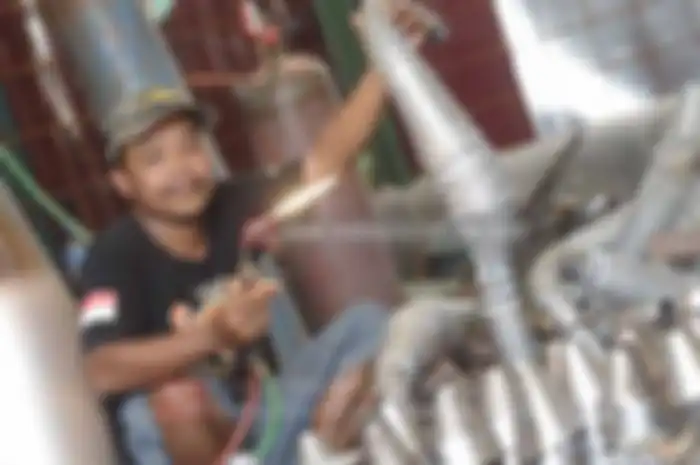 Buat yang suka upgrade performa wajib datang ke workshop MMS, soalnya gerai ini merupakan produsen knalpot berlabel MMS spesialis knalpot 2-tak Purbalingga. Wajar bila banyak komunitas yang sering nongkrong disini, seperti komunitas Yamaha RX-King da