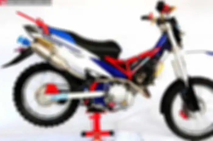 Yamaha New Jupiter MX 135 berubah jadi besutan grasstrack. Bukan tanpa sebab! Ini salah satu senjata andalan Matias agar hadir tepat waktu dan jadi guru teladan di Sekolah Dasar (SD) Tanjung Pura, Kalimantan Barat.