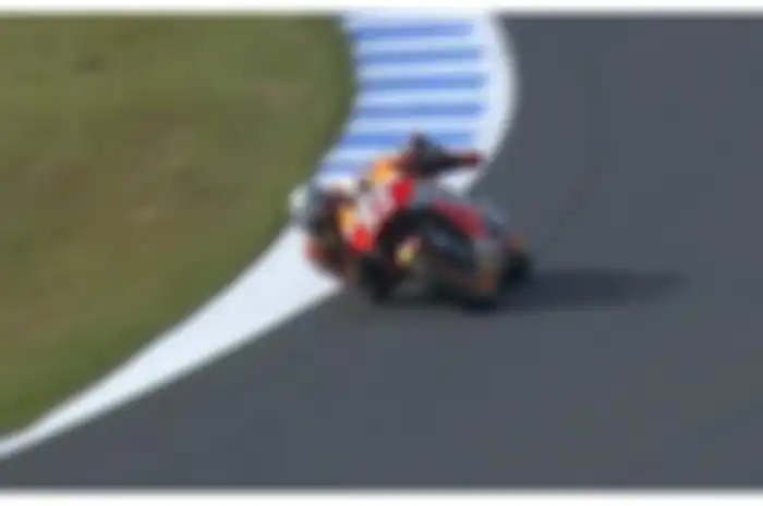 Benar tuh seperti artikel sebelumnya, Marc Marquez harus nahan sakit di latihan resmi MotoGP Motegi Jepang hari ini (9/10). Marc Marquez harus nahan sakit di latihan resmi MotoGP Motegi Jepang hari ini akibat patahnya lima tulang