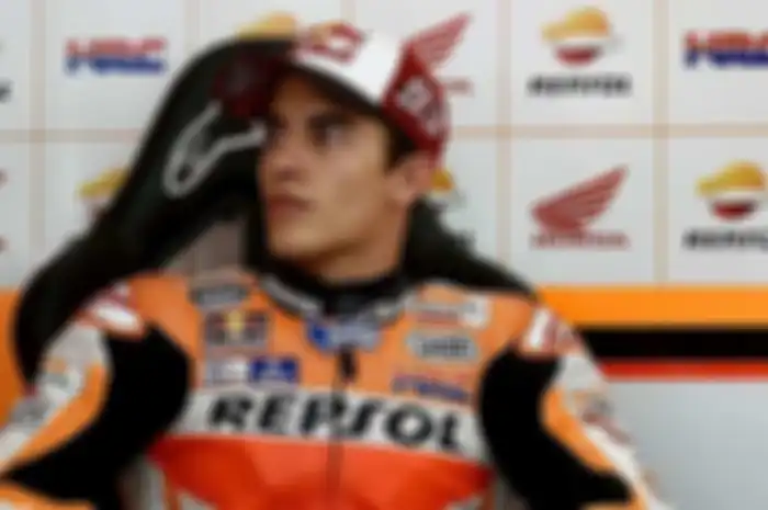 Gawat juga nih, makanya Marc Marquez dijaga puluhan body guard saat datang ke Milan Motorcycle Show tetap saja datang ancaman. Marc Marquez dapat ancaman telepon dari orang yang enggak dikenal. Ini terjadi sebelum mengunjungi Milan Motorcycle Show
