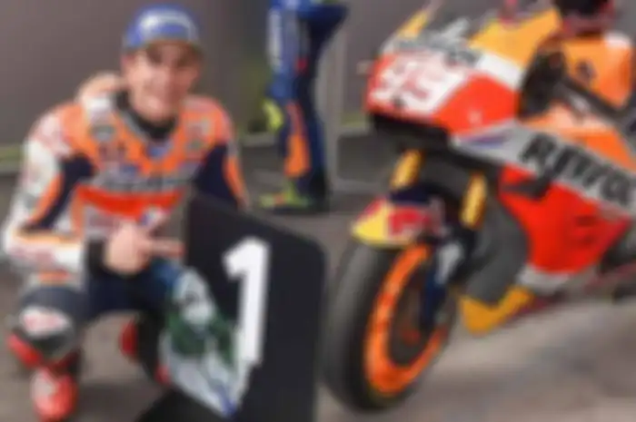 Marc Marquez enggak mengulangi kesalahannya di Phillip Island musim 2014. Di MotoGP Argentina subuh waktu Indonesia ini Marc Marquez menang setelah balapan pakai flag to flag. Persaingannya dengan Valentino Rossi mulai berjarak jauh setelah Marc meng