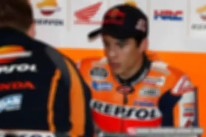 Kabar buruk datang dari pembalap tim Repsol Honda yaitu Marc Marquez. Pembalap asal Spanyol itu mengalami cedera ketika melakukan dirt track di Barcelona, Spanyol pada Rabu (19/2) sore kemarin.