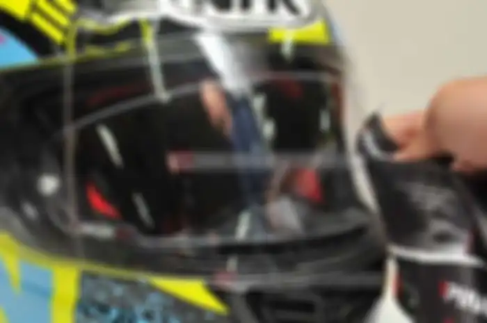 Sebelumnya sudah diterangkan kalau merawar visor helm yang menggunakan pinlock tidak boleh sembarangan. Salah perlakuan bisa bikin kondisi visor dan pinlock tambah rusak. Terutama sobat harus tahu kalau pinlock visor helm alergi sabun.