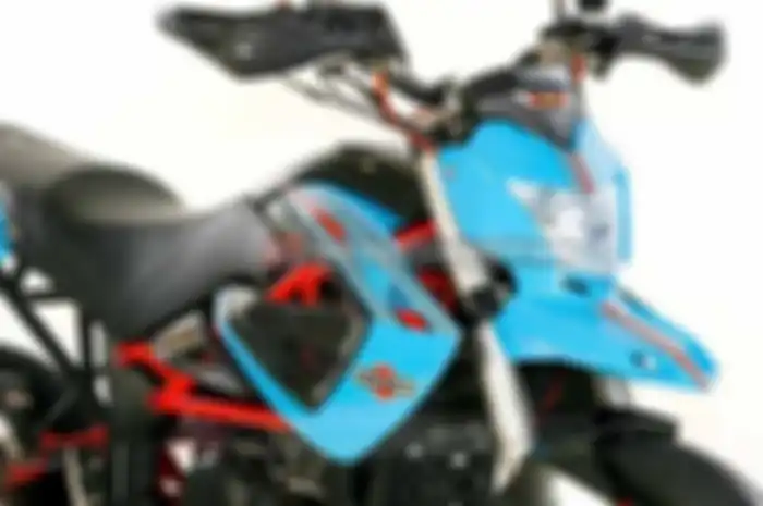 Untuk menampilkan gaya Hypermotard, tentunya banyak dilakukan modifikasi body Minerva Megelli 250 RE agar identik dengan HyperMotard. Hampir semua body standar dilengserkan untuk mendapatkan tampilan yang diinginkan. Yuk simak rinciannya.