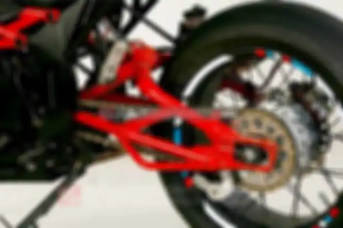Bukan cuma mesin dan body yang disesuaikan untuk mendapatkan tampilan Ducati HyperMotard. Tetapi, modifikasi pada area kaki-kaki Minerva Megelli 250 RE juga harus dilakukan untuk mengentalkan gaya HyperMotard.