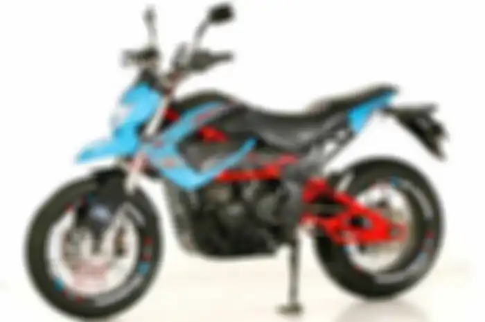 “Ini namanya Hyper Murtad, bro! Jadi, rangka dan mesinnya udah gak ‘nyambung’ lagi. Jadi, dinamain Hyper Murtad, hahaha..,” canda Wahab Abdullah, punggawa M.W.M Custom yang modifikasi Minerva Megelli 250 RE bergaya HyperMotard.