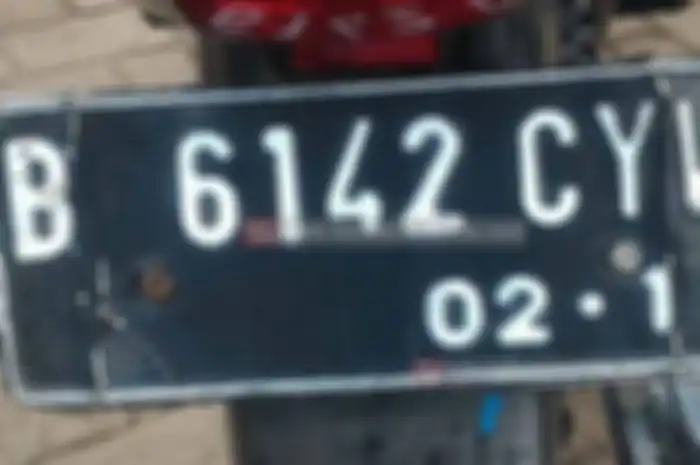 Huruf paling awal di pelat motor menandakan asal kendaraan atau motor. Contoh huruf A berarti wilayah Banten. Huruf B Jabodetabek, huruf D Bandung, dan lain sebagainya hingga Z.