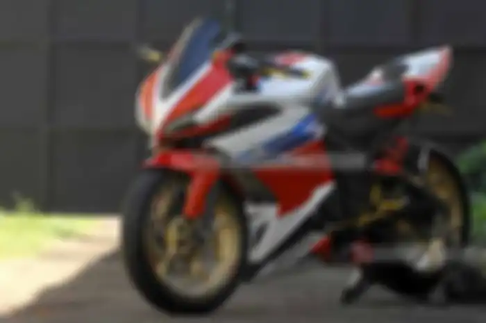 Lent Automodified Probolinggo yang masih setia dengan pembuatan bodi kit, tidak heran jika pandangan All New Honda CB150R menjadi target modifikasi Adhi Wicaksono untuk pembuatan bodi kit berfairing. Rujukannya adalah Honda CBR1000, tapi PR Adhi adal