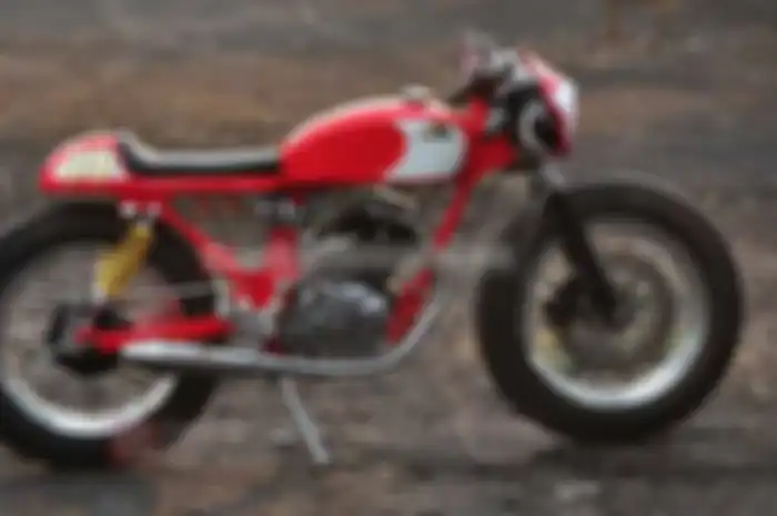 Garapan bengkel modifikasi Don't Stop pada Honda GL Pro 1997 emang simple dan apik. Hingga detailing diperhatikan demi kejar tampilan yang presisi dan biar handling nyaman saat riding. Bodi keseluruhan dibikin dari nol, mulai dari depan sampai belaka